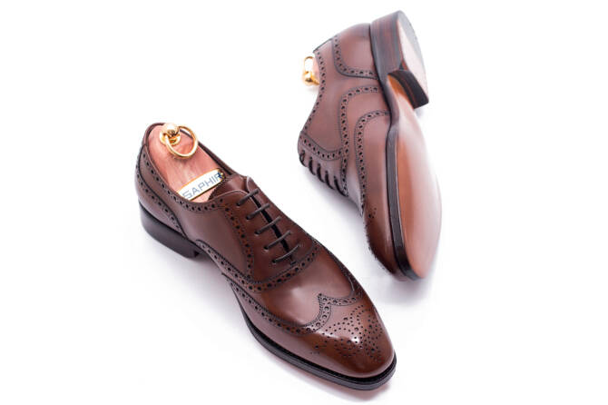 stylowe eleganckie obuwie męskie z perforacjami tlb 527 vegano marron Eleganckie obuwie koloru brązowego typu brogues z skórzaną podeszwą. Szyte metodą ramową.