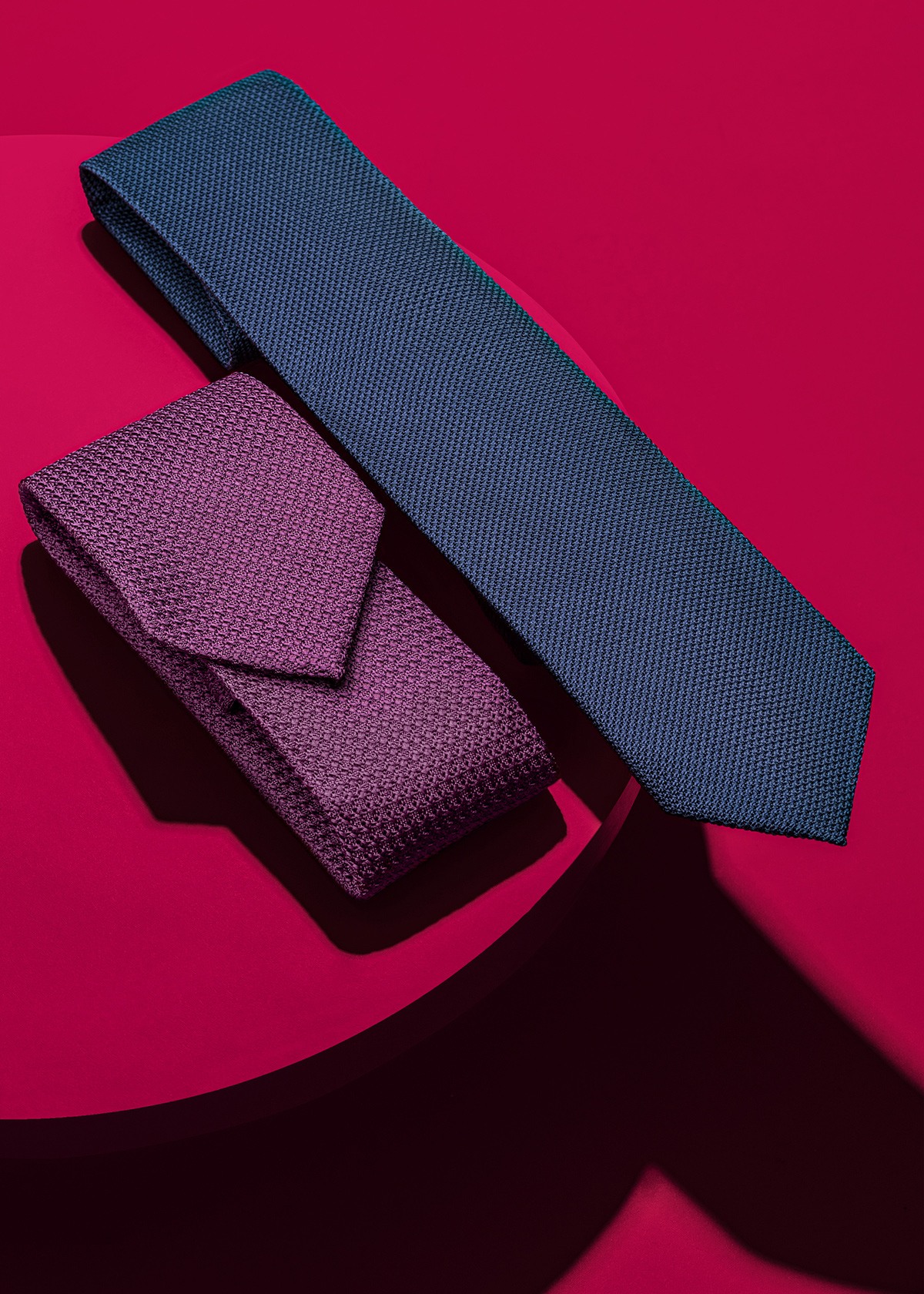 Męskie krawaty z grenadyny. Granatowy krawat z grenadyny fina, bordowy grossa.