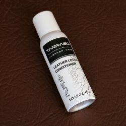 Tarrago Sneakers Leather Lotion Conditioner to krem oparty na wodzie, wzbogacony naturalnymi składnikami, które odżywiają i chronią skórę, przywracając jej świeżość i wykończenie jak z fabryki.