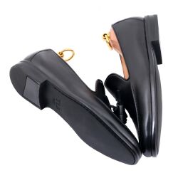 Czarne mokasyny męskie które zapewniają wyjątkowe dopasowanie, łącząc precyzję wykonania, lekkość i elastyczność. Udoskonalony dzięki technice Sacchetto oraz starannemu wykończeniu ręcznemu. Stanowi nowoczesną interpretację klasycznego mokasyna.