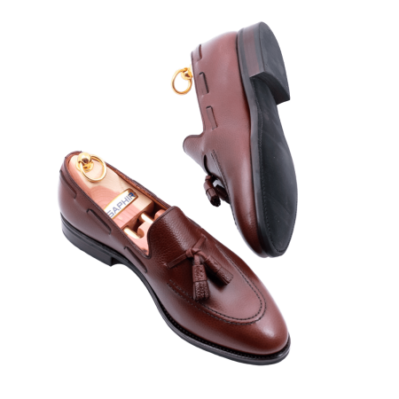 Skórzane eleganckie obuwie koloru brązowego typu loafers z gumową podeszwą. Szyte metodą ramową.