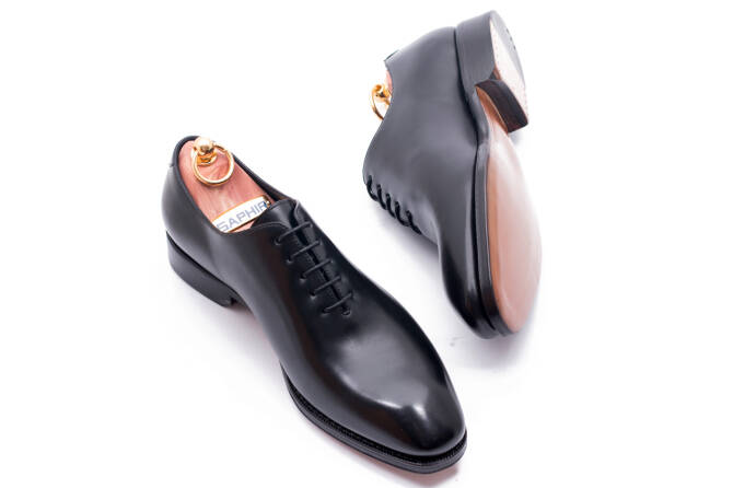 Eleganckie klasyczne buty męskie koloru czarnego typu oxford. Obuwie szyte metodą ramową. Podeszwa skórzana. 