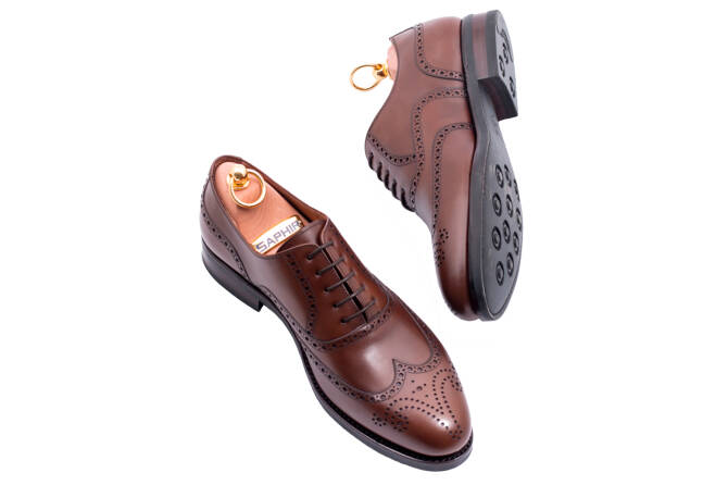 stylowe eleganckie obuwie męskie z ażurkami, zdobieniami Patine 77020 cambridge brown. Eleganckie obuwie koloru brązowego typu brogues z gumową podeszwą. Szyte metodą ramową.