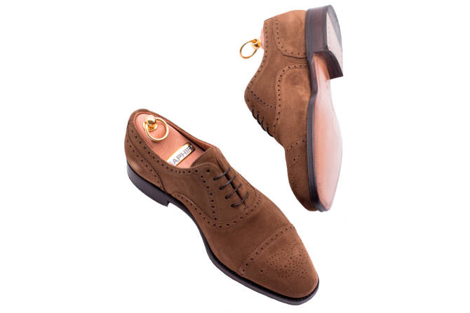 Zamszowe stylowe eleganckie obuwie męskie z perforacjami brogues yanko 14435. Eleganckie obuwie zamszowe koloru jasno brązowego typu brogues ze skórzaną podeszwą. Szyte metodą ramową.