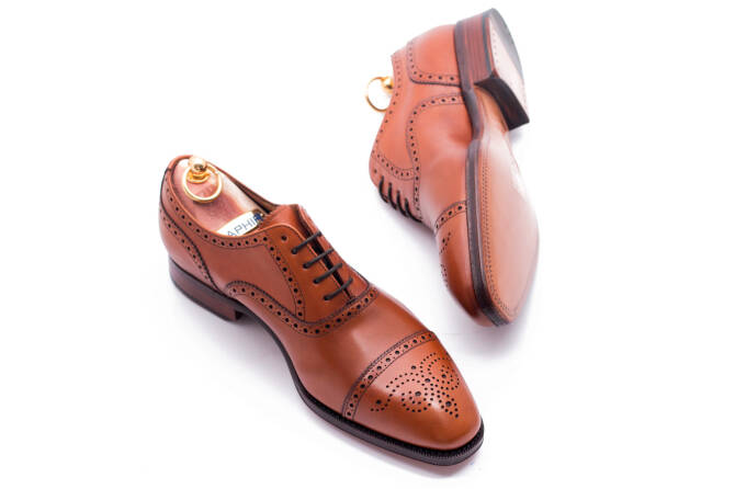 stylowe eleganckie obuwie męskie z perforacjami yanko 14435 cambridge cuero. Eleganckie obuwie koloru jasno brązowego typu brogues z skórzaną podeszwą. Szyte metodą ramową.