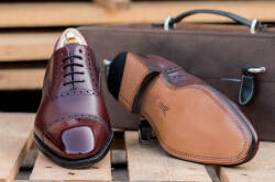 Luksusowe klasyczne męskie obuwie koloru bordowego szyte metodą goodyear welted typu oxford.