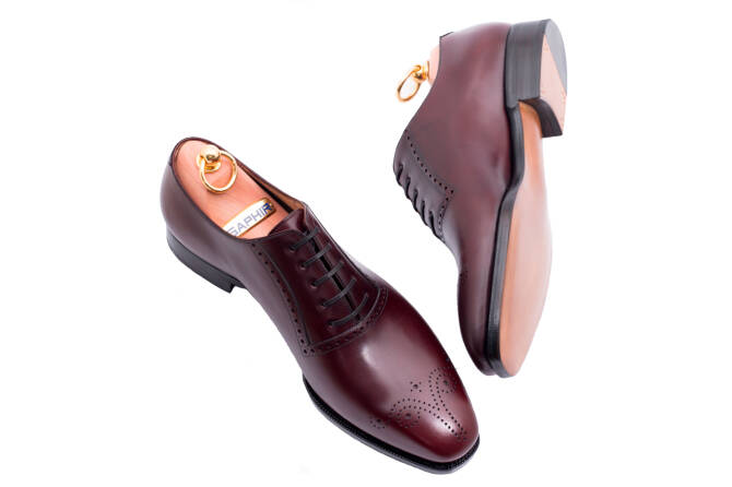 Eleganckie klasyczne buty męskie koloru bordowego typu oxford. Obuwie szyte metodą ramową. Podeszwa skórzana.