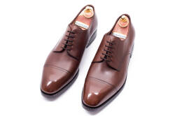 Eleganckie formalne skórzane obuwie koloru brązowego typu derby z gumową podeszwą. Szyte metodą ramową.