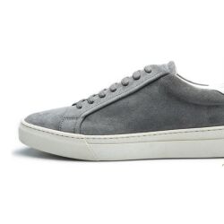 Sneakersy TLB S2 z szarego zamszu – ręcznie wykonane w Hiszpanii, styl smart casual, komfort, elegancja i nowoczesny design na co dzień.