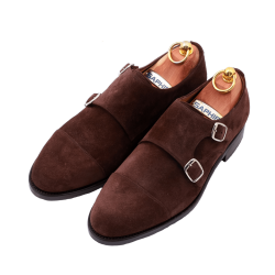 Obuwie szyte z najwyższej jakości skóry cielęcej licowej. Obuwie garniturowe, ślubne, biurowe, biznesowe. Patine double monks 77030 Suede Brown