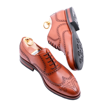 stylowe casualowe obuwie męskie z perforacjami Patine 77020 cambridge cuero.. Eleganckie obuwie koloru jasno brązowego typu brogues z gumową podeszwą. Szyte metodą ramową.