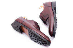 Eleganckie formalne obuwie koloru bordo typu derby z gumową podeszwą. Szyte metodą ramową. szyte metodą gyw