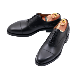 Luksusowe męskie buty garniturowe szyte metodą pasową. Czarne oksfordy dla eleganckiego mężczyzny na formalne okazje.