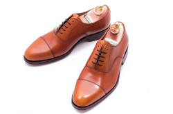 Buty męskie koloru jasny brąz. Przeznaczone do spotkań biznesowych, uroczystości ślubnych oraz uroczystości okolicznościowych.