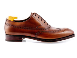 TLB 531 old england marron. Eleganckie obuwie z ażurkami i dekoracyjnymi zdobieniami koloru brązowego typu brogues na  skórzanej podeszwie. Szyte metodą goodyear welted.