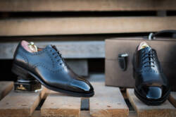 Taktowne buty męskie koloru czarnego szyte metodą pasową idealne na uroczystości okolicznościowe, ślubne, biznesowe, biurowe, studniówki.