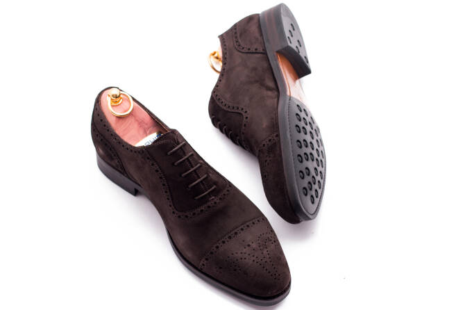 Brązowe zamszowe biznesowe eleganckie stylowe buty klasyczne TLB 588s suede test moro typu brogues na skórzano gumowej podeszwie.