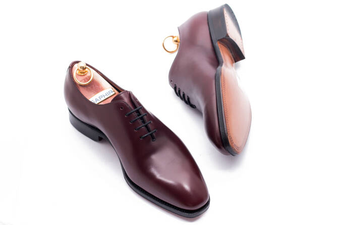 Eleganckie klasyczne buty męskie koloru bordowego typu oxford. Obuwie szyte metodą ramową. Podeszwa skórzana. Obuwie szyte z najwyższej jakości skóry cielęcej licowej. Obuwie garniturowe, ślubne, biurowe, biznesowe.