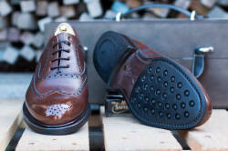 Eleganckie obuwie koloru ciemno brązowego typu brogues z gumową podeszwą. Szyte metodą ramową.