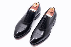 Buty czarne  typu boxcalf negro idealne dla gentlemana idealne na uroczystości ślubne. TLB shoes, buty eleganckie, buty stylowe, buty biurowe, buty okolicznościowe. 