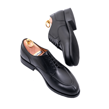 Czarne derby męskie PATINE Split Toe 77039C wykonane z wysokiej jakości skóry naturalnej. Elegancki fason z charakterystycznym przeszyciem na nosku podkreśla klasyczny styl