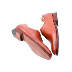 Obuwie eleganckie na skórzanej podeszwie koloru jasny brąz. TLB Mallorca 501 Vegano Cuero, Buty garniturowe, obuwie biznesowe. Szyte metodą pasową.