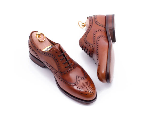 stylowe eleganckie obuwie męskie z perforacjami Yanko 14664 cambridge cuero. Eleganckie obuwie koloru jasno brązowego typu brogues z skórzaną podeszwą. Szyte metodą ramową.