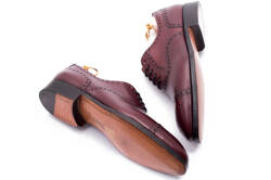 Eleganckie obuwie koloru bordowego typu brogues ze skórzaną podeszwą. Szyte metodą ramową.