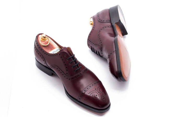 stylowe eleganckie obuwie męskie z perforacjami Yanko 14435 cambridge burdeos.. Eleganckie obuwie koloru bordowego typu brogues z skórzaną podeszwą. Szyte metodą ramową.