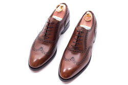 TLB 548 old england medium brown. Eleganckie obuwie skórzane z ażurkami i dekoracyjnymi zdobieniami koloru brązowego typu brogues na skórzanej podeszwie. Szyte metodą goodyear welted.