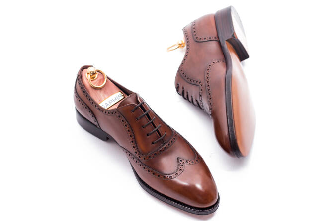 Brązowe biznesowe eleganckie stylowe buty klasyczne TLB 548 old england medium brown typu brogues na skórzanej podeszwie.