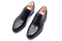 Buty garniturowe koloru czarnego klasyczne typu oxford szyte metodą goodyear welted.
Obuwie klasyczne, garniturowe, męskie, ślubne dla gentlemana .