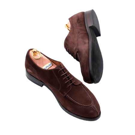 Brązowe derby PATINE 77039C G Suede Brown wykonane z miękkiego zamszu naturalnego. Klasyczny fason Split Toe nadaje butom wyjątkowego charakteru.