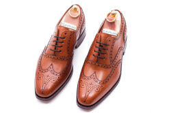 Eleganckie obuwie koloru jasno brązowego typu brogues z skórzaną podeszwą. Szyte metodą ramową.