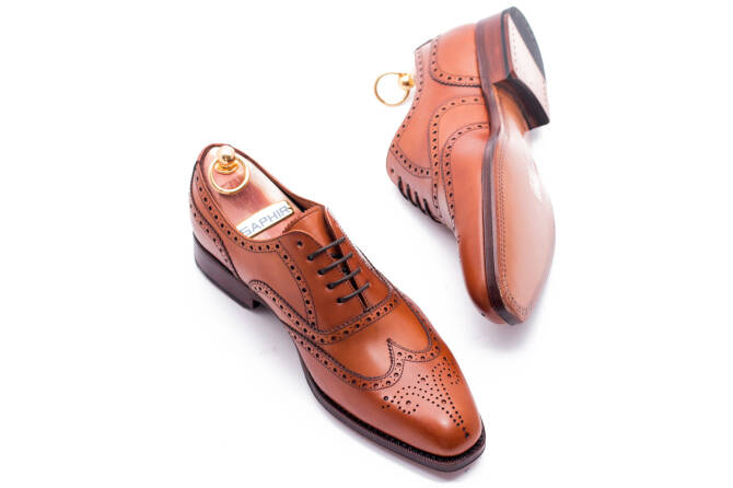 stylowe eleganckie obuwie męskie z perforacjami brogues tlb 545 Eleganckie obuwie koloru jasno brązowego typu brogues z skórzaną podeszwą. Szyte metodą ramową.