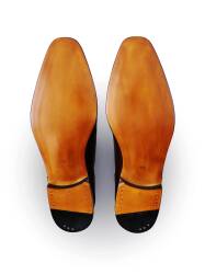 Eleganckie obuwie męskie TLB SHOES 506 double monks vegano cuero z podeszwą skórzaną. Obuwie koloru jasno brązowego z najwyższej jakości skóry cielęcej licowej. Obuwie szyte metodą pasową. Obuwie ślubne, garniturowe, okolicznościowe.