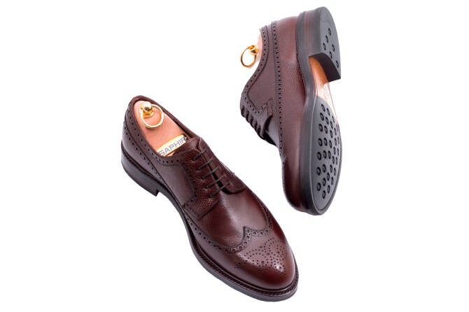 Brązowe biznesowe eleganckie stylowe buty klasyczne TLB 589sts country marron typu brogues na gumowo skórzanej podeszwie.