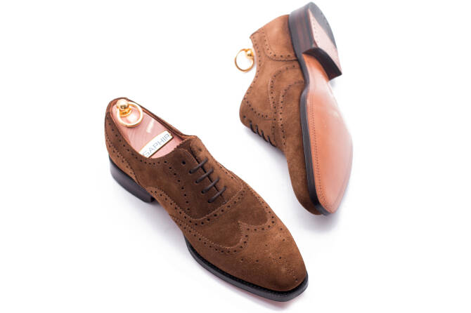 Zamszowe stylowe eleganckie obuwie męskie z perforacjami brogues tlb 545. Eleganckie obuwie zamszowe koloru jasno brązowego typu brogues ze skórzaną podeszwą. Szyte metodą ramową.
