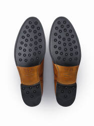 Eleganckie obuwie koloru czarnego. Szyte metodą goodyear welted z gumowo  skórzaną podeszwą.