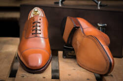 Luksusowe klasyczne męskie obuwie koloru jasno brązowego szyte metodą goodyear welted typu oxford.