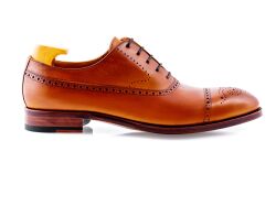 TLB 542 old england cuero. Eleganckie obuwie z ażurkami i dekoracyjnymi zdobieniami koloru jasno brązowego typu brogues na skórzanej podeszwie. Szyte metodą goodyear welted.