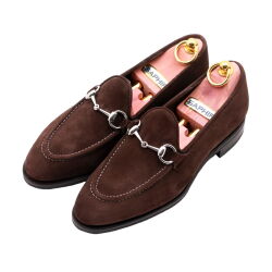 Męskie loafersy z brązowego zamszu na skórzanej podeszwie. Klasyczny fason idealny do stylizacji smart casual.