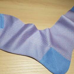 eleganckie niebiesko różowe podkolanówki męskie viccel knee socks herringbone sky blue light pink
