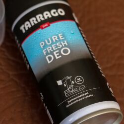 Tarrago Deo Pure Fresh to dezodorant do butów, który skutecznie eliminuje nieprzyjemne zapachy i odświeża wnętrze obuwia, pozostawiając kwiatowy świeży zapach