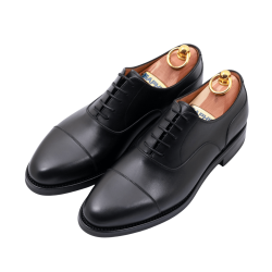 Luksusowe męskie buty garniturowe szyte metodą pasową. Czarne oksfordy dla eleganckiego mężczyzny na formalne okazje.