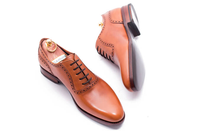 stylowe eleganckie obuwie męskie z perforacjami Patine 77005 sunny plus light brown. Eleganckie obuwie koloru jasno brązowego typu brogues z skórzaną podeszwą. Szyte metodą ramową.