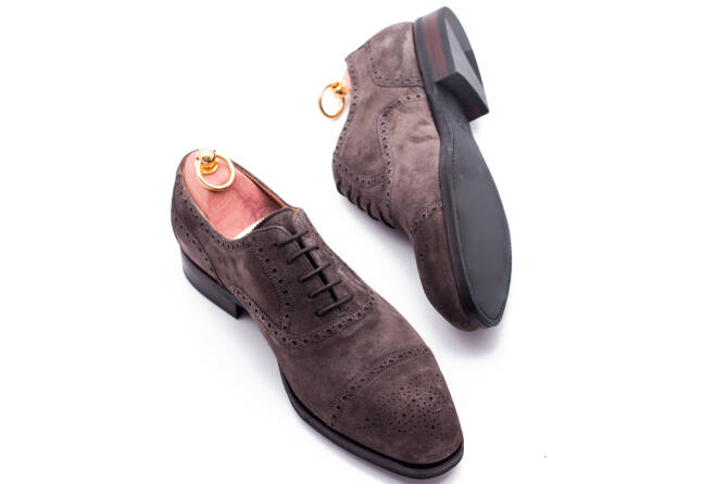 Brązowe zamszowe biznesowe eleganckie stylowe buty klasyczne TLB 555c suede lavagna typu brogues na gumowej podeszwie.