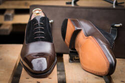 Luksusowe klasyczne męskie obuwie koloru brązowego z czarnym zamszem szyte metodą goodyear welted typu oxford.