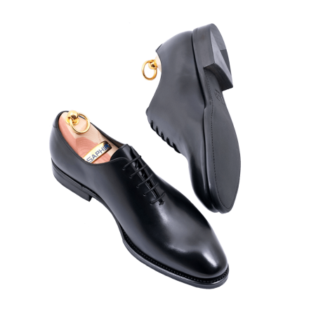 Eleganckie klasyczne buty męskie koloru czarnego typu oxford. Obuwie szyte metodą ramową. Podeszwa gumowa
