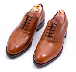 TLB 563S old england cuero. Eleganckie obuwie z ażurkami i dekoracyjnymi zdobieniami koloru jasno brązowego typu brogues na gumowej podeszwie. Szyte metodą ramową.